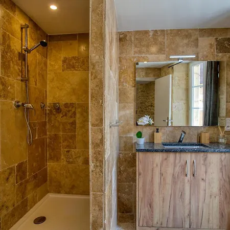 2 Pieces, Plein Centre, Air Conditionne, 